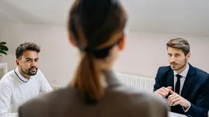 Переквалификация договора с самозанятым в трудовой: как избежать двойного налогообложения в 2026 году