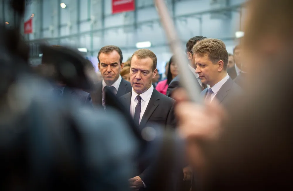 Медведев допустил увеличение долгов по зарплате 