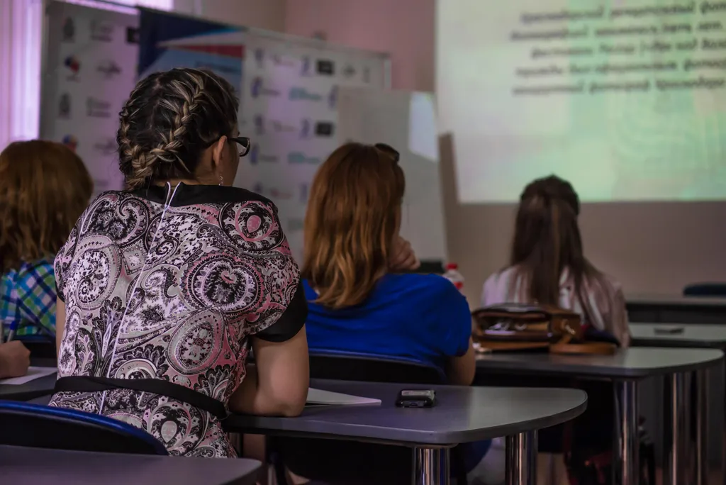 Стипендии сравняют с МРОТ