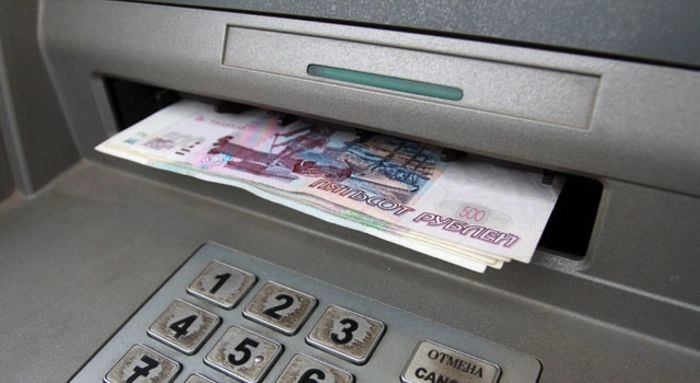 Более половины россиян, получающих зарплату на карту, не собираются менять банк