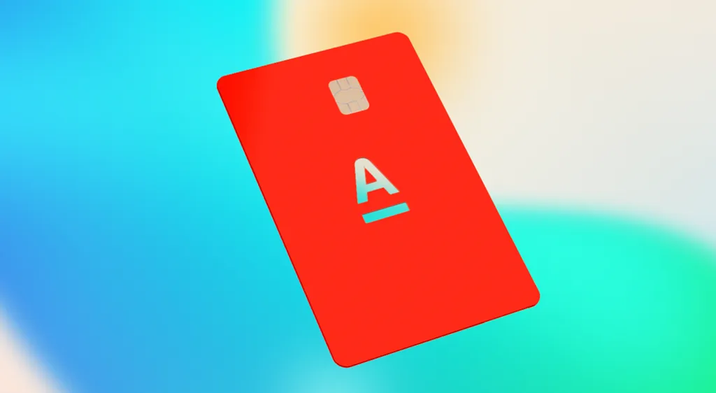 Альфа-Банк запустил первые вертикальные карты с прозрачным логотипом 