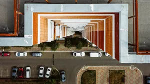 Как закон регулирует размещение автомобильных стоянок рядом с жилыми домами