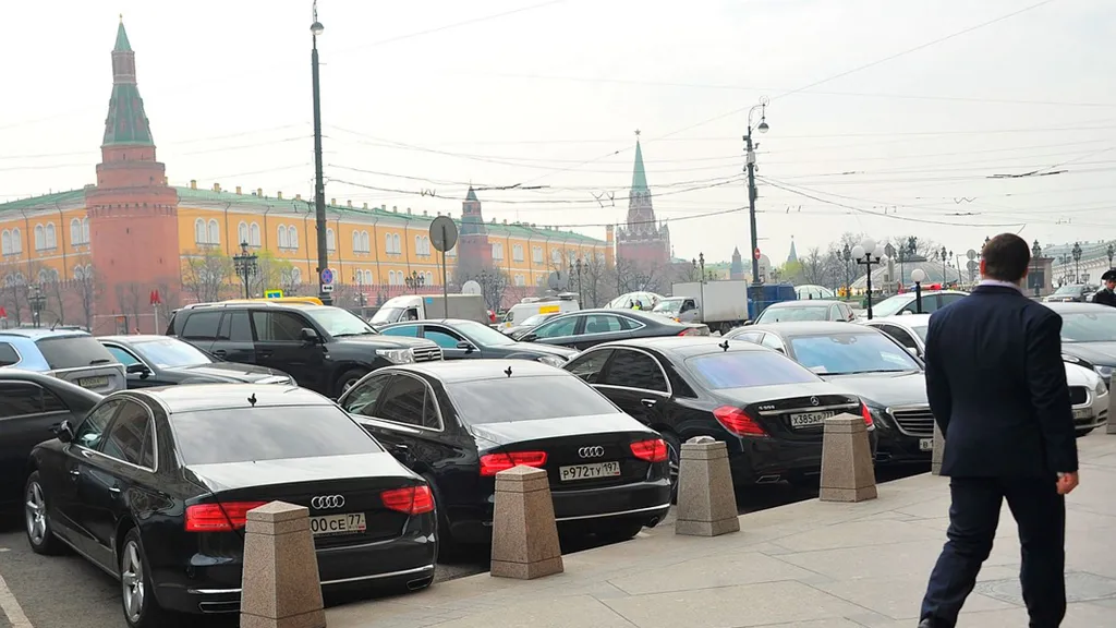 Для расчета транспортного налога по новым правилам надо применять старый перечень дорогих машин