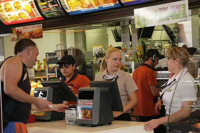 Половина россиян поддерживает закрытие McDonald`s