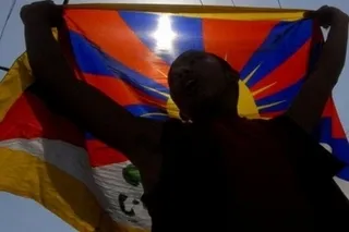 На фото флаг свободного Тибета, источник savetibet.ru