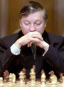 Карпов подарил семейству Кастро эксклюзивные шахматы