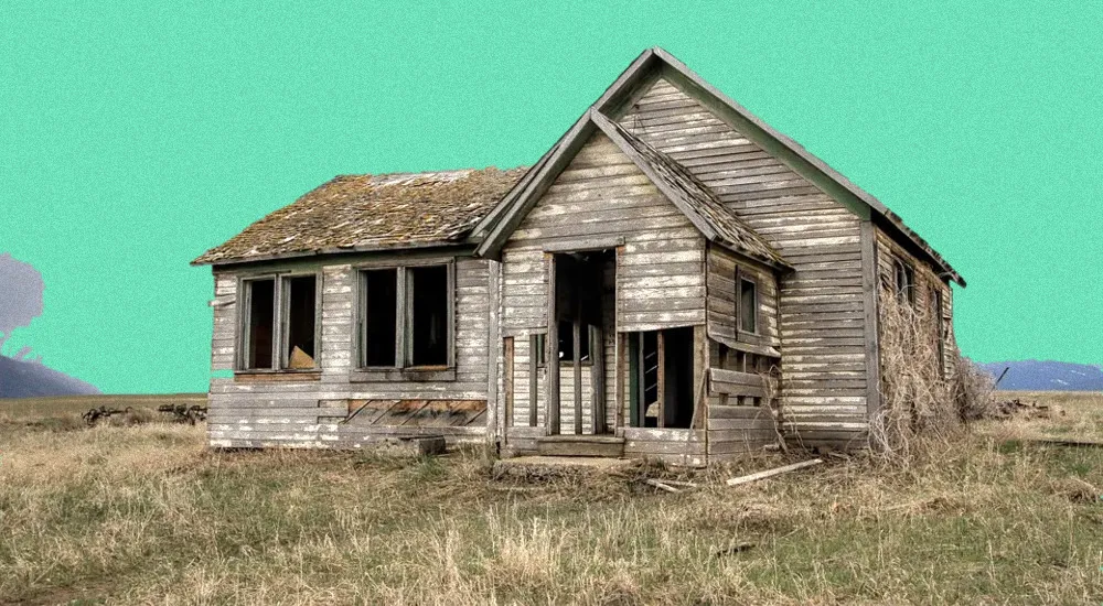 Есть бесхозный участок с разрушенным домом. Можно ли его оформить на себя?