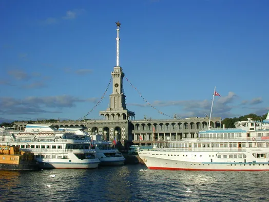 Теплоход столкнулся с баржей на канале им. Москвы