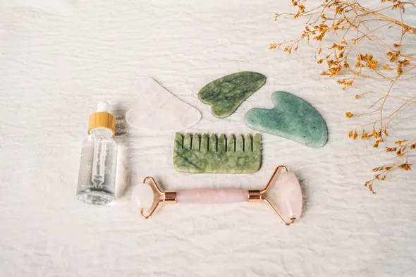 Для расслабления и снятия отеков: гид по массажу гуаша