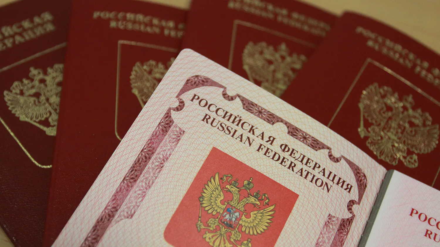 В РФ начнут оформлять загранпаспорта с отпечатками пальцев