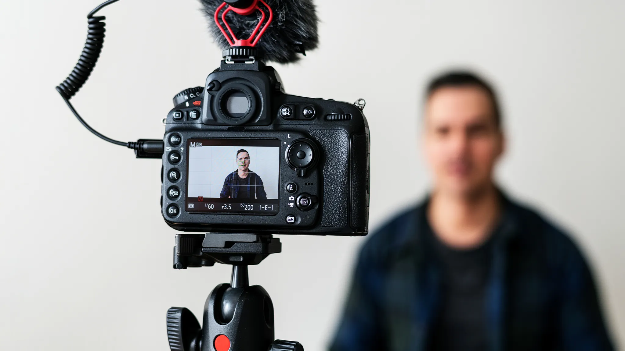 Взяли видео интервью. Взяли видео интервью. Журналисты берут интервью. Берут интервью. Телеведущая в кадре.