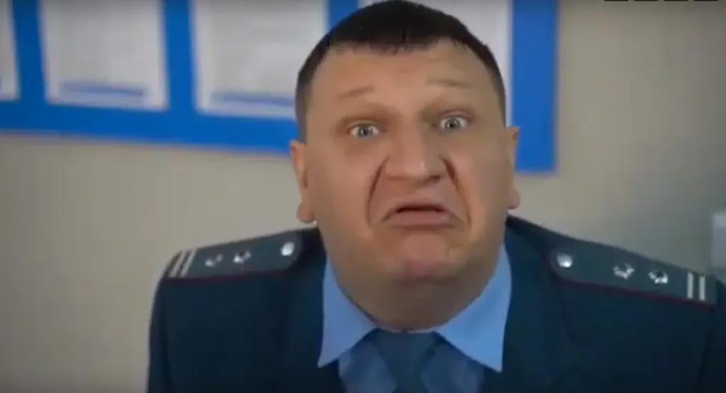 «Да ты достал, я сам заполню». Налоговики выпустили видео, как общаться с клиентами в зале и на допросе