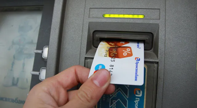 Россияне стали реже расплачиваться картами в магазинах