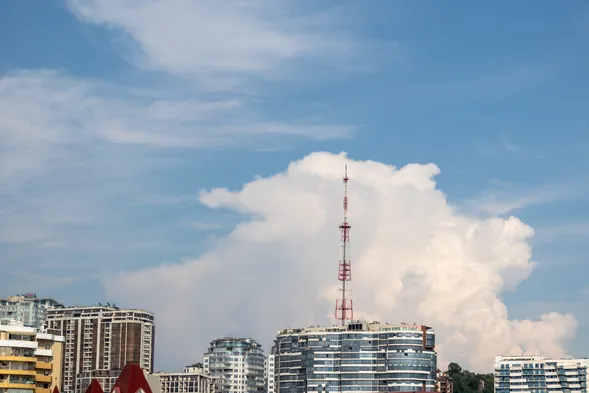 Жилье в Москве самое недоступное среди мегаполисов. А в Сочи — среди всех городов. Что произошло с ценами на недвижку в этих городах за месяц?