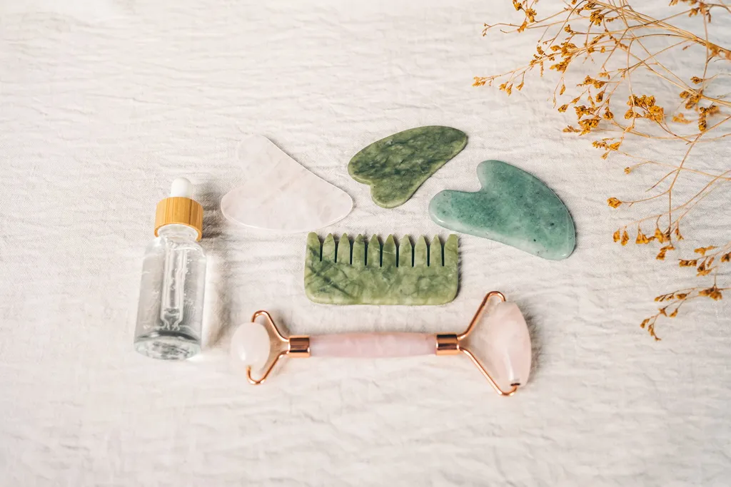 Для расслабления и снятия отеков: гид по массажу гуаша