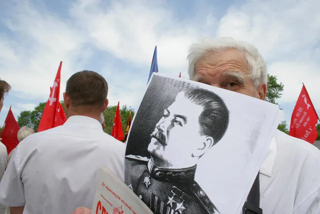 В Липецке облили розовой краской бюст Сталина