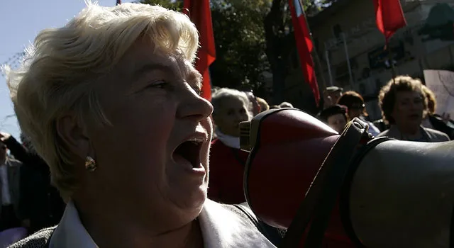 В Киеве митингующие заблокировали здание правительства Украины 