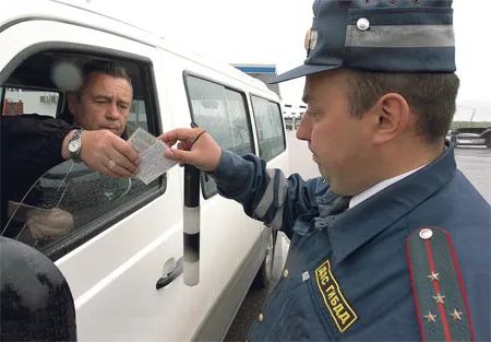 Проверка документов на дороге. Фото li.ru