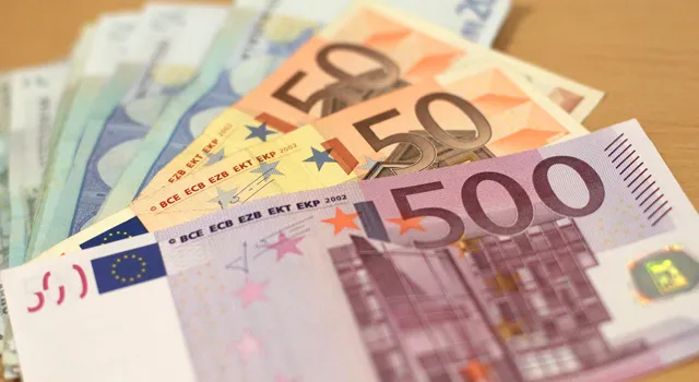 Биржевой курс евро достиг 57,05 рубля