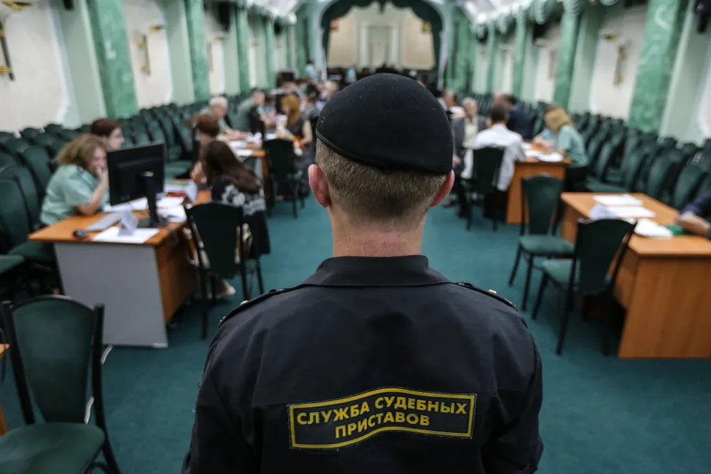 Энциклопедия заблуждений. Кому жаловаться, если судебный пристав не работает