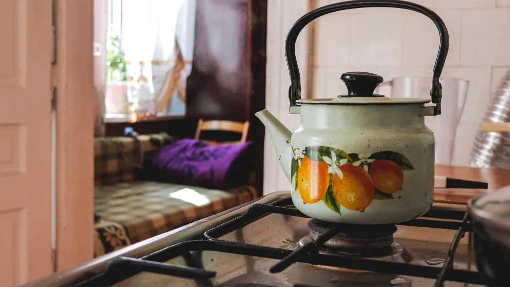 При проверке газового оборудования пенсионерку уговорили купить ненужную ей защиту от задымления: что решил суд