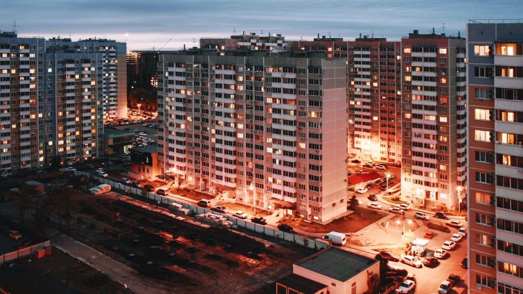Москва — 4 с конца по обеспеченностью жильем и лишь на 43 месте по вводу жилья на человека. Лидер — Краснодар!