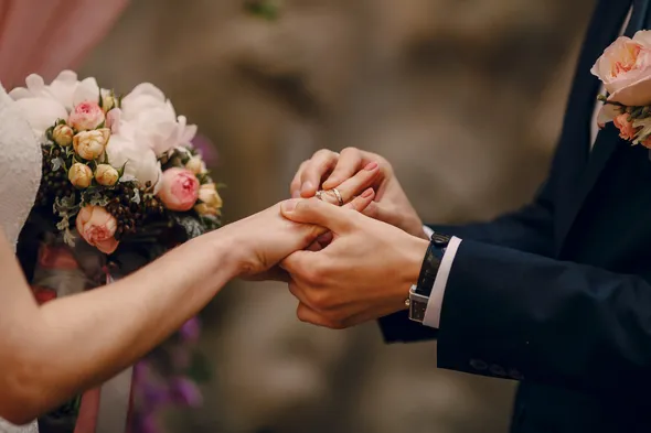 Доплата за ранний брак. В Думу внесли законопроект о выплате 10 тыс рублей вступившим в брак до 35 лет