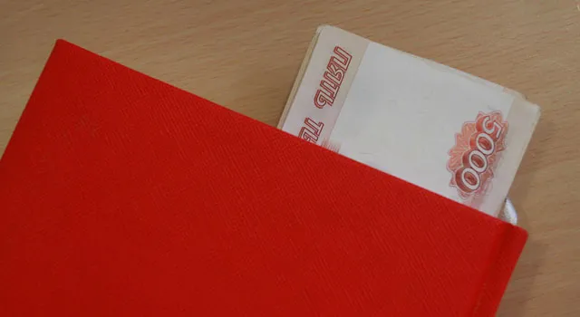 В Свердловской области сотрудники ИФНС в конверте с отчетностью обнаружили денежную купюру  