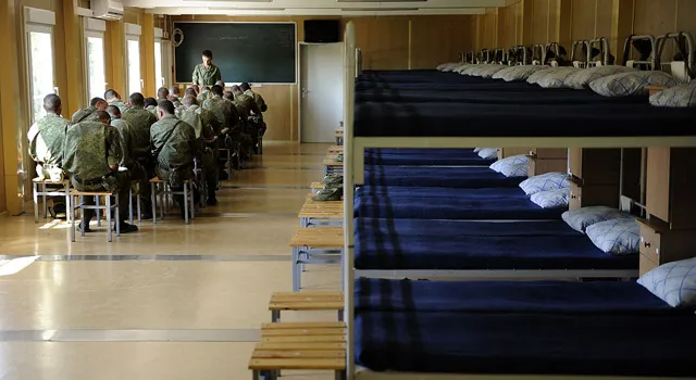 Количество внеуставных отношений в армии снизилось на треть