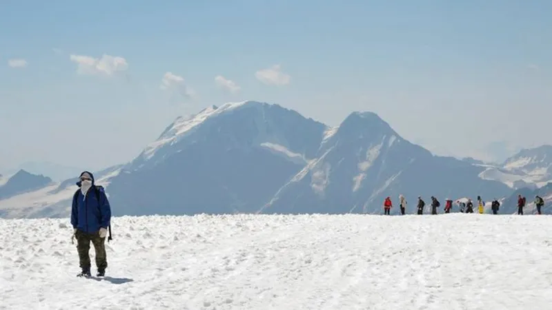 На Эвересте из-за схода лавины погибли шесть альпинистов