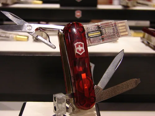 Нож Victorinox оборудовали флеш-памятью и Bluetooth