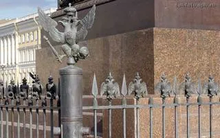 С ограды Александровской колонны в Санкт-Петербурге похищены орлы