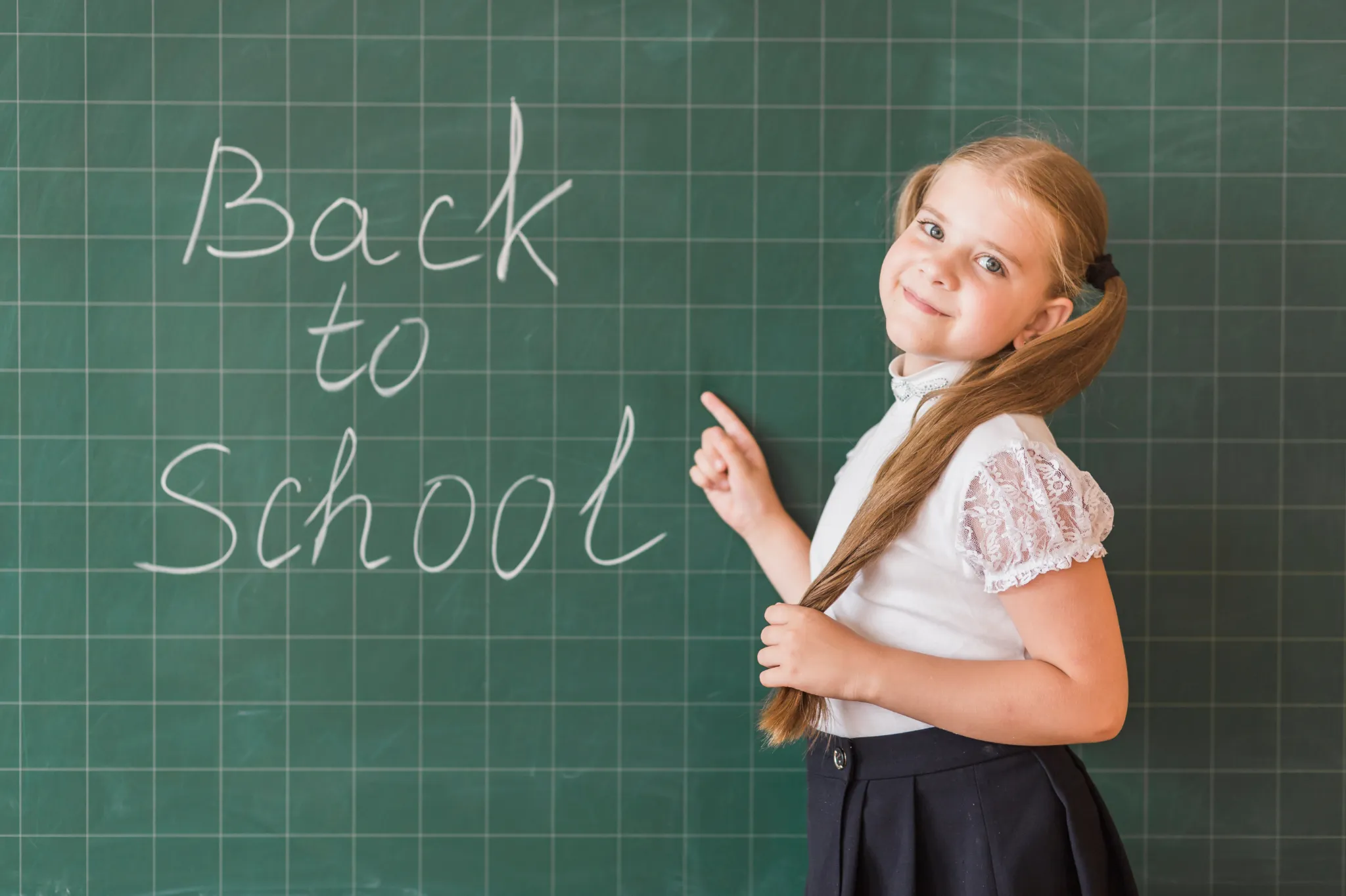 She likes school. Фотосессия класса в школе надписи.