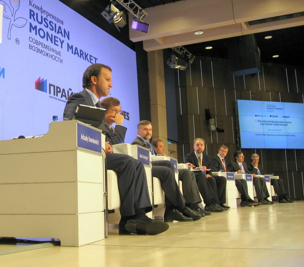 Бюджет-2012 будут спасать от падения цены на нефть за счет ослабления рубля