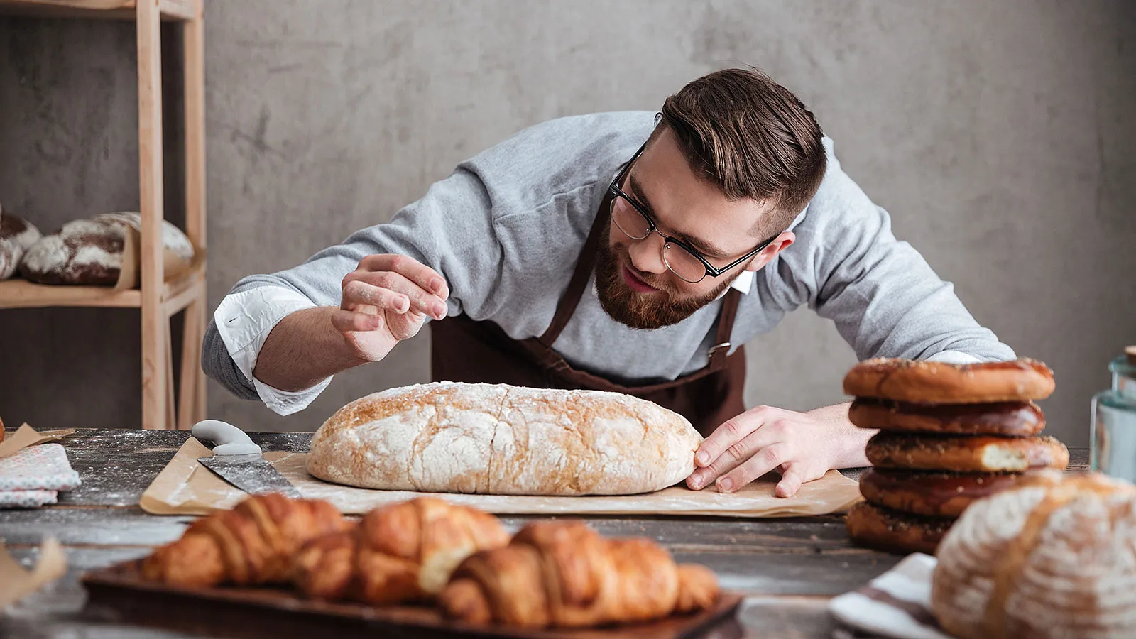 Фото пекаря с хлебом