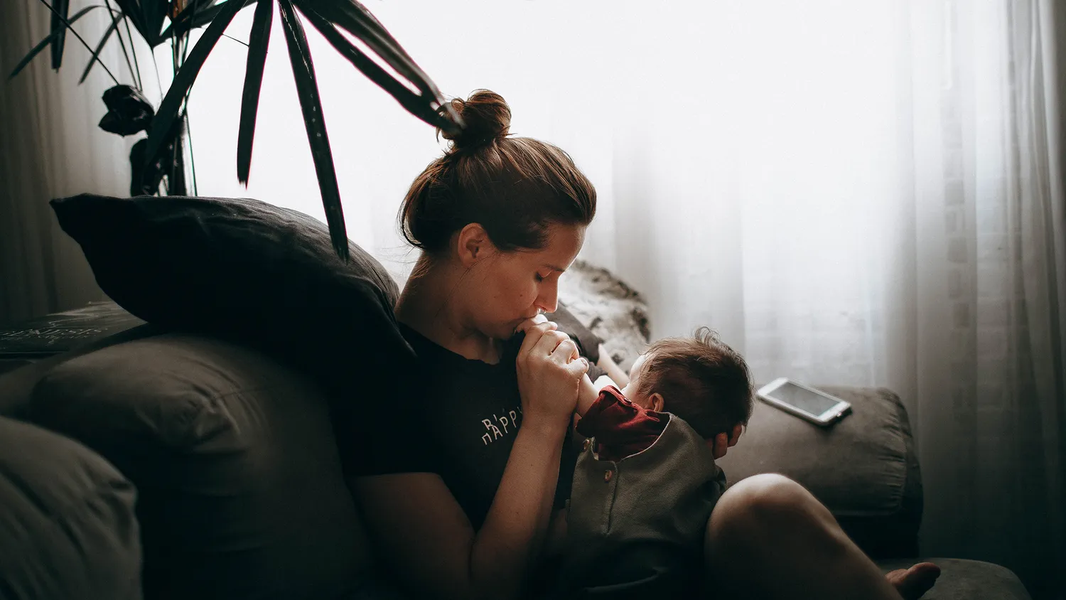 Дополнительный отпуск и запрет на увольнение: трудовые льготы для матерей-одиночек