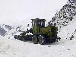 Транскавказскую магистраль засыпало лавинами