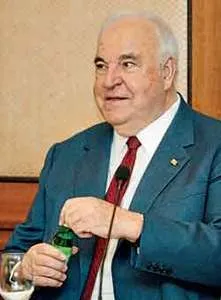 Михаил Горбачев предлагает вручить Гельмуту Колю Нобелевскую премию