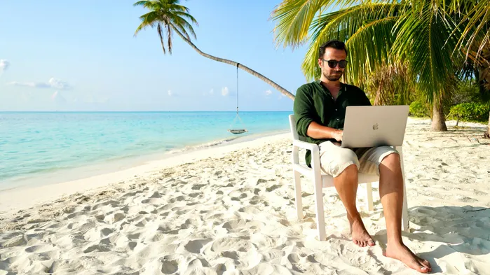 Самозанятый уехал за границу: как платить налоги