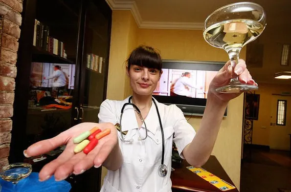 Медсестра, таблетки, шампанское. Фото Татьяны Зубковой,  ИА "Живая Кубань"