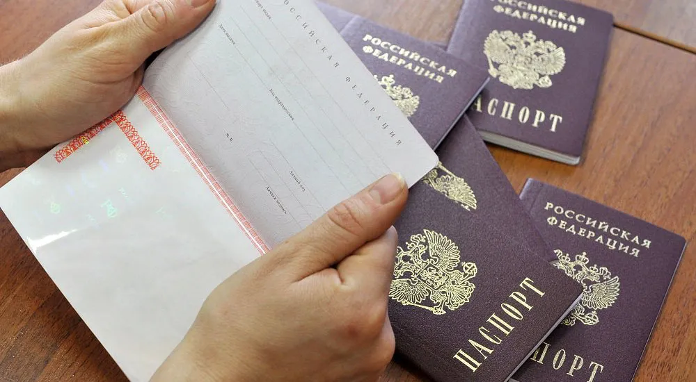 Нужно ли подавать уточненки по РСВ и 2-НДФЛ, если работник внезапно сообщил о смене паспорта?