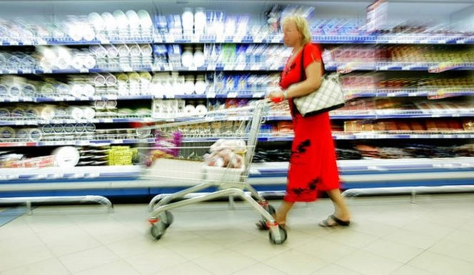 Почти две трети россиян стали экономить на продуктах питания
