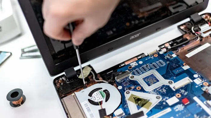 💻 Сервисные центры не могут починить ноутбуки клиентов. Нет запчастей