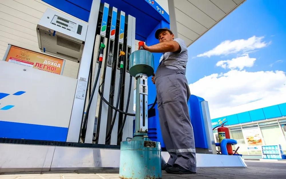 После снятия санкций с Ирана цена нефти Brent упала ниже 28 долларов