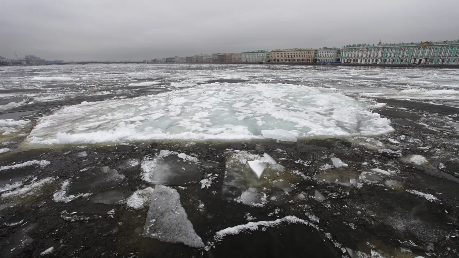 У Дворцового моста в Петербурге затонул буксировочный катер