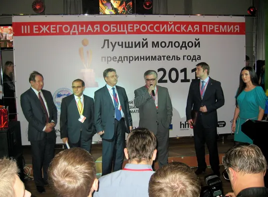 Члены жюри конкурса «Лучший молодой предприниматель 2011 года» готовятся вручать дипломы. Фото Сергея Васильева, ИА «Клерк.Ру»