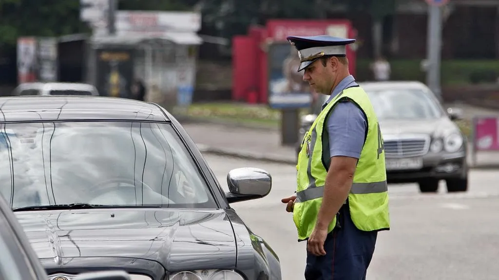 Инспектор ГИБДД хочет осмотреть багажник. Соглашаться обязательно?