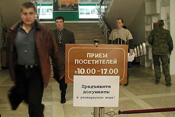 Объявление на входе в суд. Фото Татьяны Зубковой. ИА "Живая Кубань"