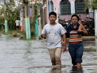 Ураган "Дин" направляется к центру Мексики