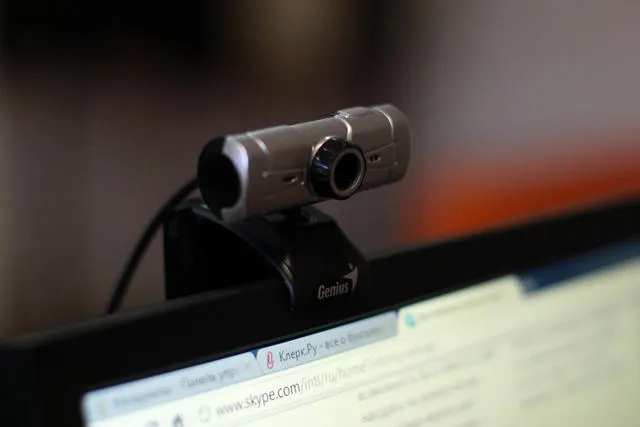 Больше половины пользователей опасаются слежки через веб-камеру